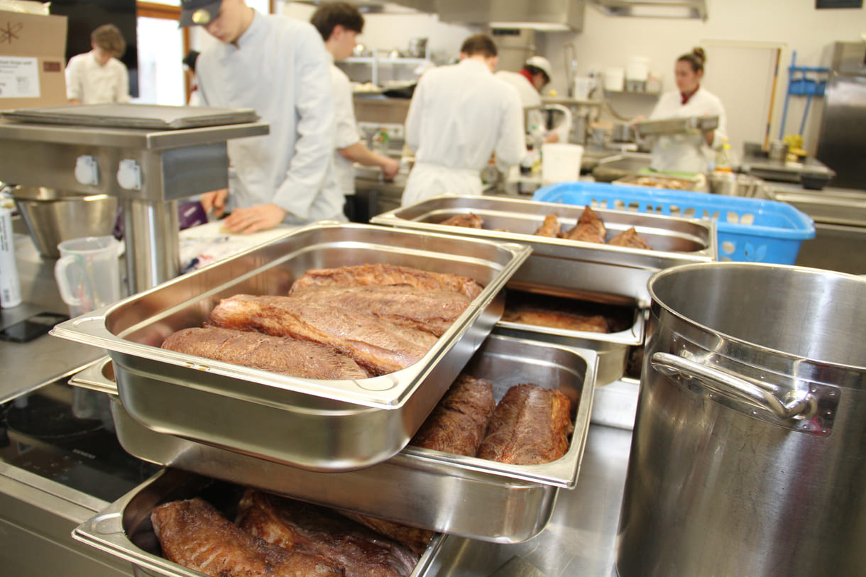 Etliche Pfannen mit Rinderschultern