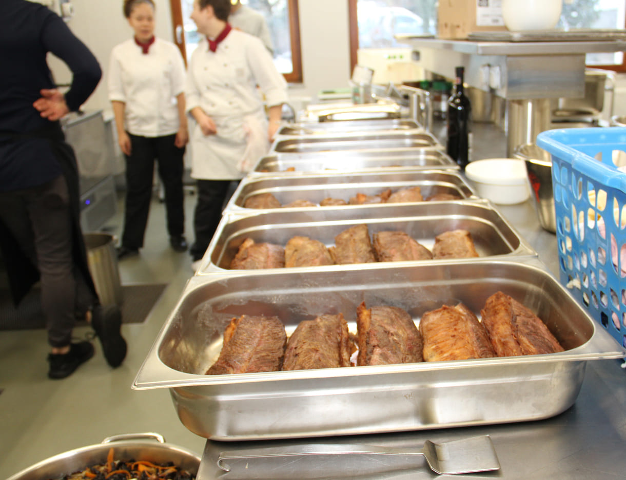 Etliche Pfannen mit Rinderschultern