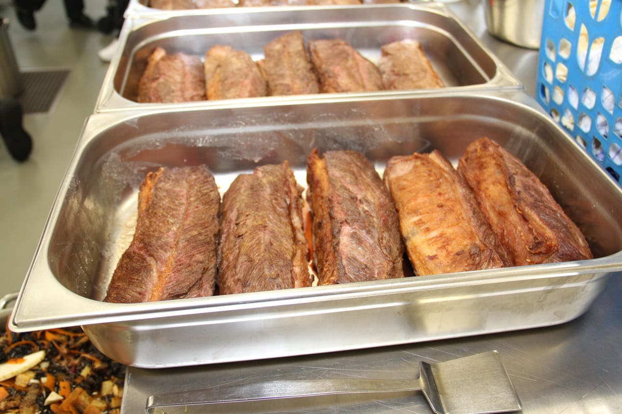 Etliche Pfannen mit Rinderschultern