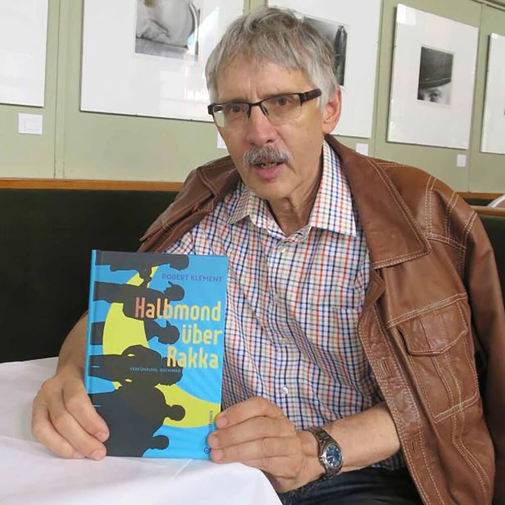 Autor Robert Klement mit dem Jugendbuch, wie Jugendliche in extremistische Fänge gelangen können - und über die Überforderung des damaligen Verfassungsschutzes