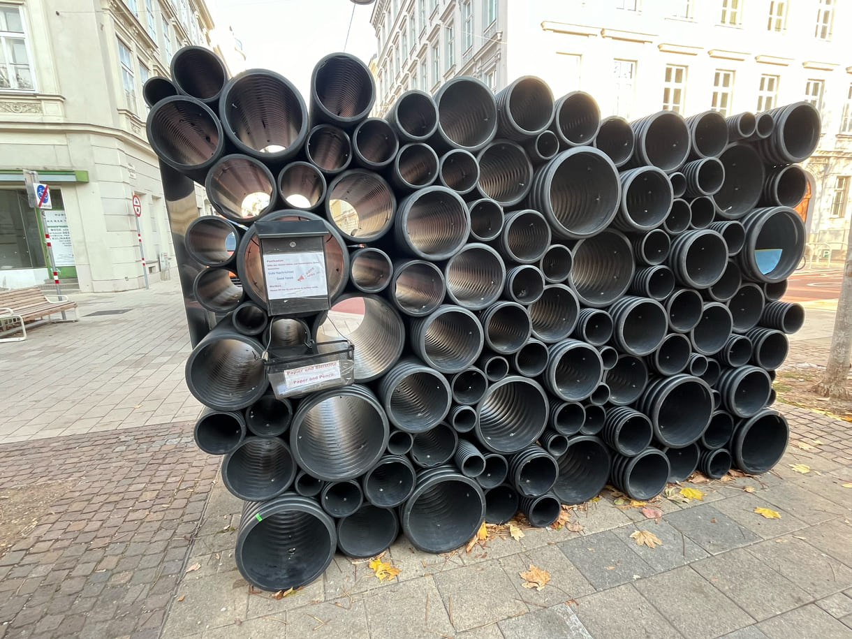 Röhren für gute Nachrichten vor der Kirche St. Elisabeth (Wien-Wieden), wenige Metr vom Theater Akzent entfernt