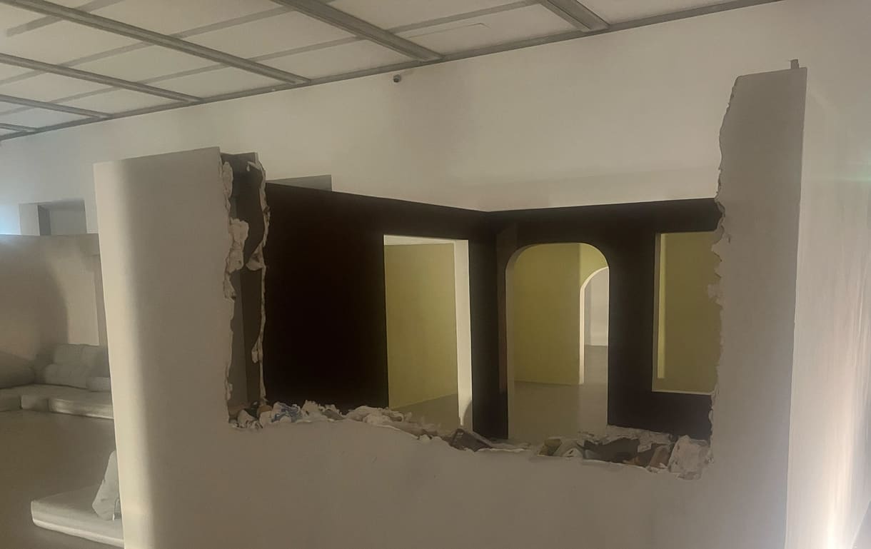 Ein Objekt, das an einen Rohbau erinnert