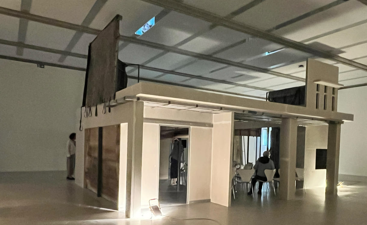 Ein Objekt, das an einen Rohbau erinnert