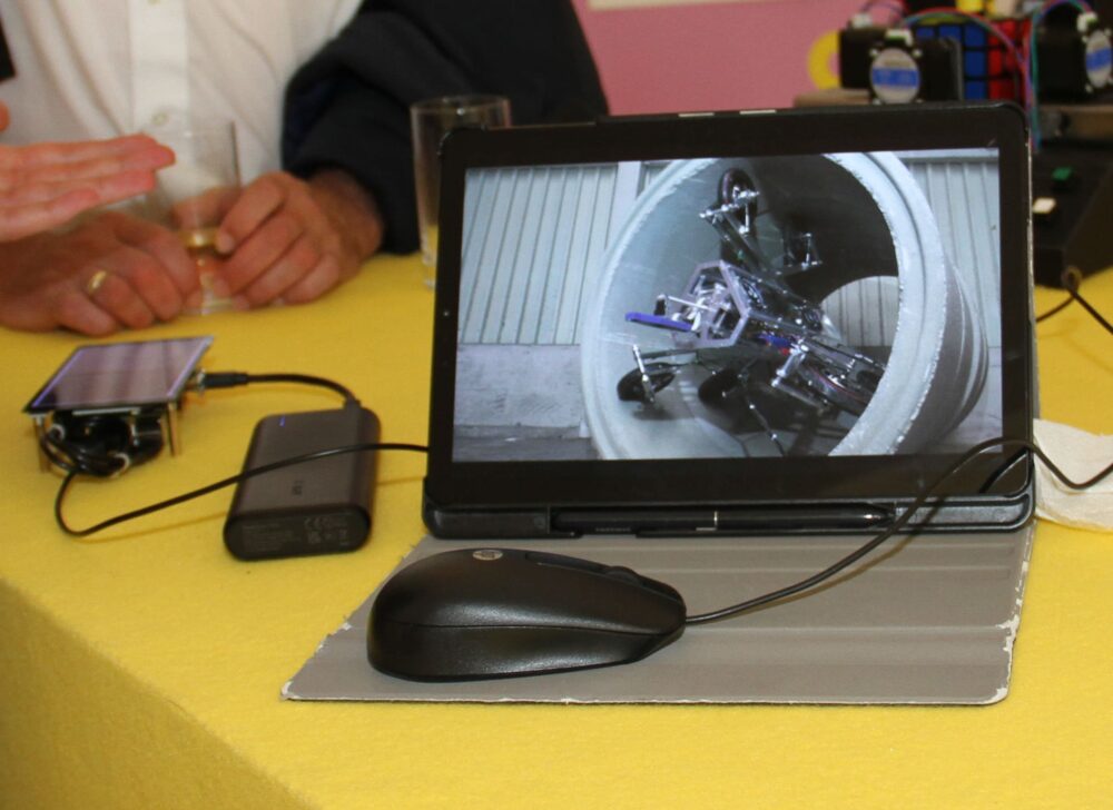 Am Laptop läuft ein Video des Rohr-roboters im Einsatz