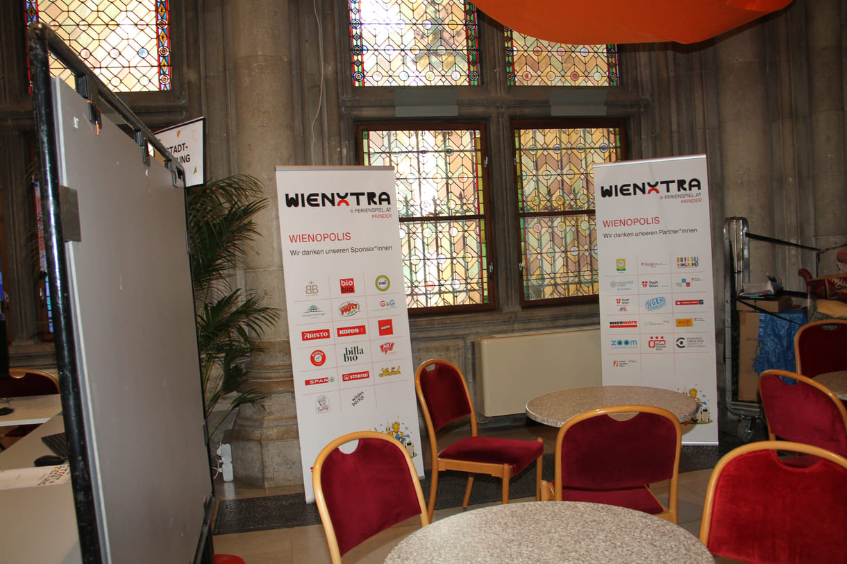 Roll-Ups mit Spsonsor:innen einer- und Partner:innen andererseits