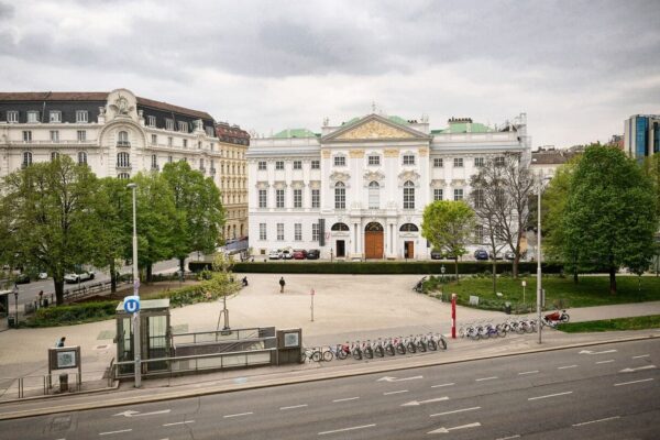 Der nun festgelegte Standort für das Mahnmal an die systematische, massenhafte Ermordung von Romn:ja und Sinti:zze durch die Nazis: Weghuberpark vor dem Justizministerium