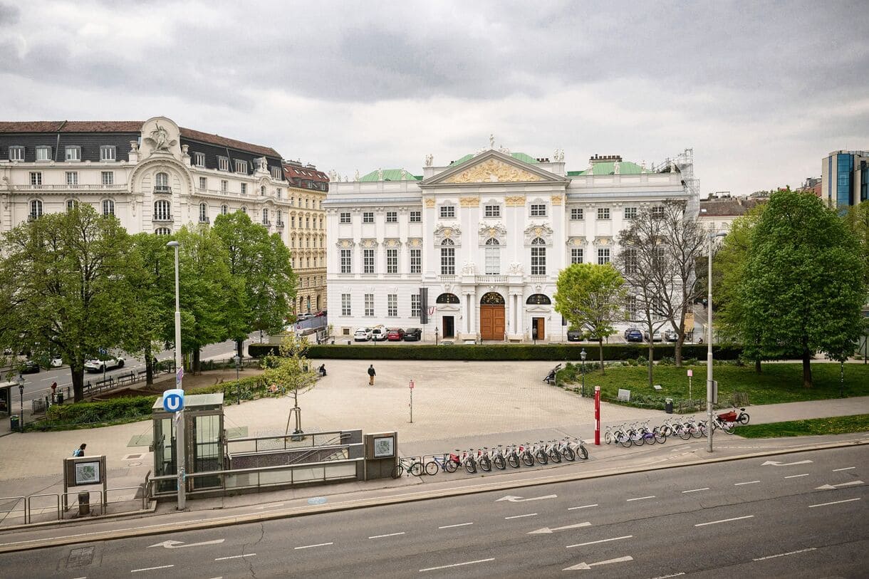 Der nun festgelegte Standort für das Mahnmal an die systematische, massenhafte Ermordung von Romn:ja und Sinti:zze durch die Nazis: Weghuberpark vor dem Justizministerium