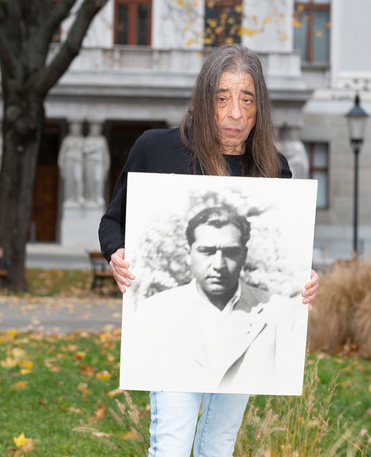 Der bekannte Musiker Harri Stojka mit einem Foto seines von den Nazis ermordeten Großvaters Karl (Wakar) Horvath