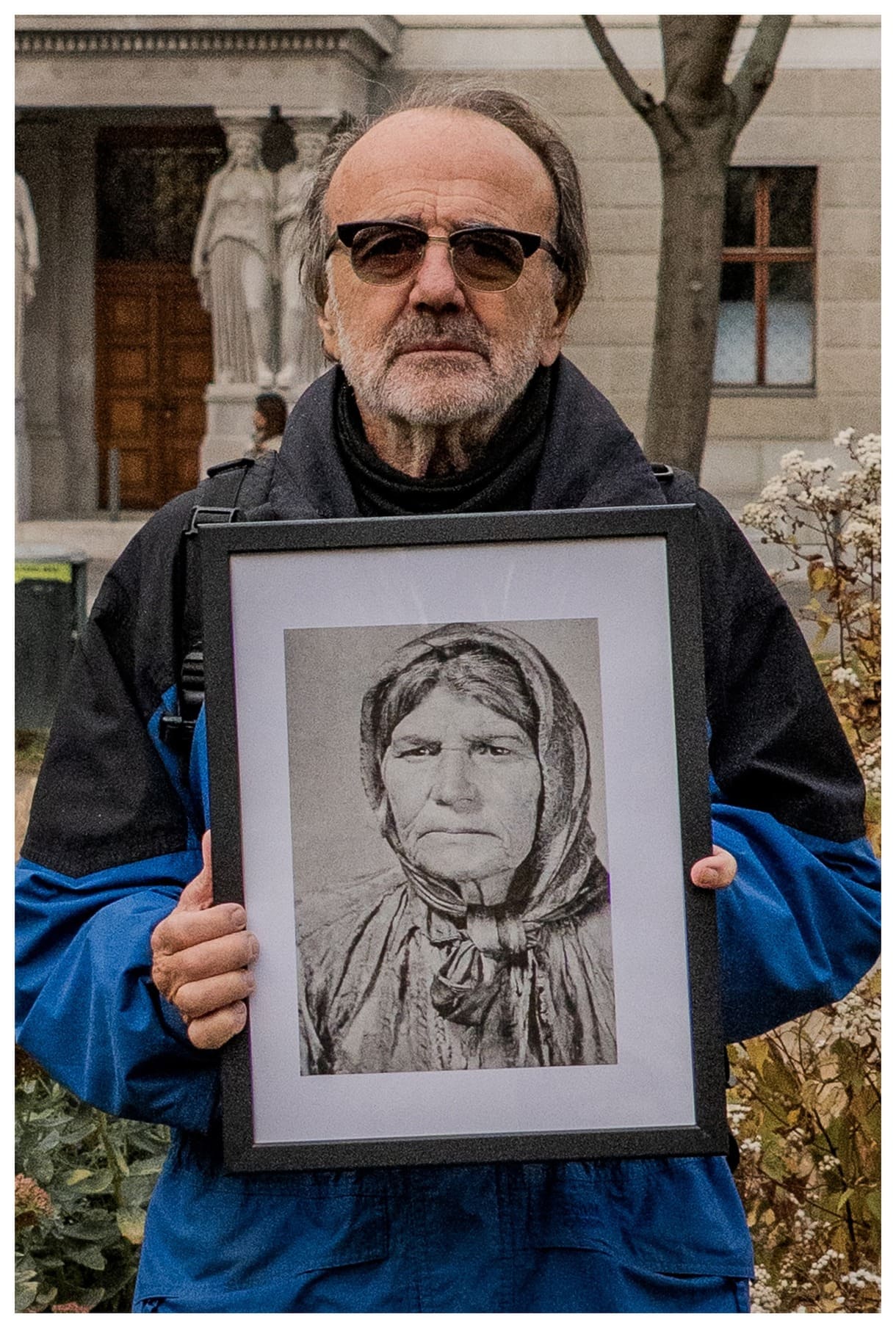 Aktion von Aktivist:innen für das Mahnmal an den Völkermord an Rom:nja und Sinti:zze