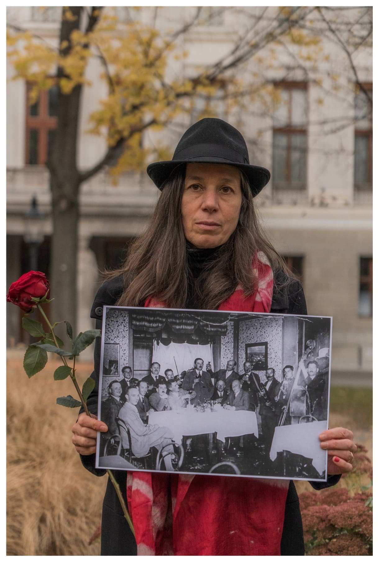 Aktion von Aktivist:innen für das Mahnmal an den Völkermord an Rom:nja und Sinti:zze