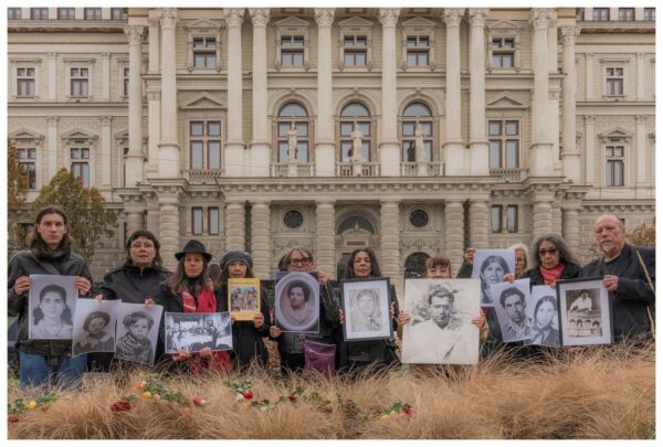 Aktion von Aktivist:innen für das Mahnmal an den Völkermord an Rom:nja und Sinti:zze auf dem Wiener Schmerlingplatz