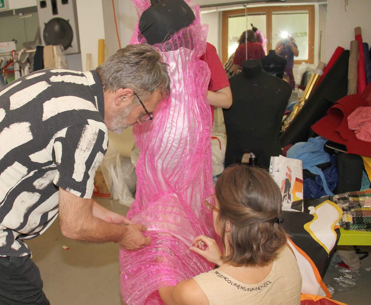 An diesem rosa Kleid wird Hand angelegt