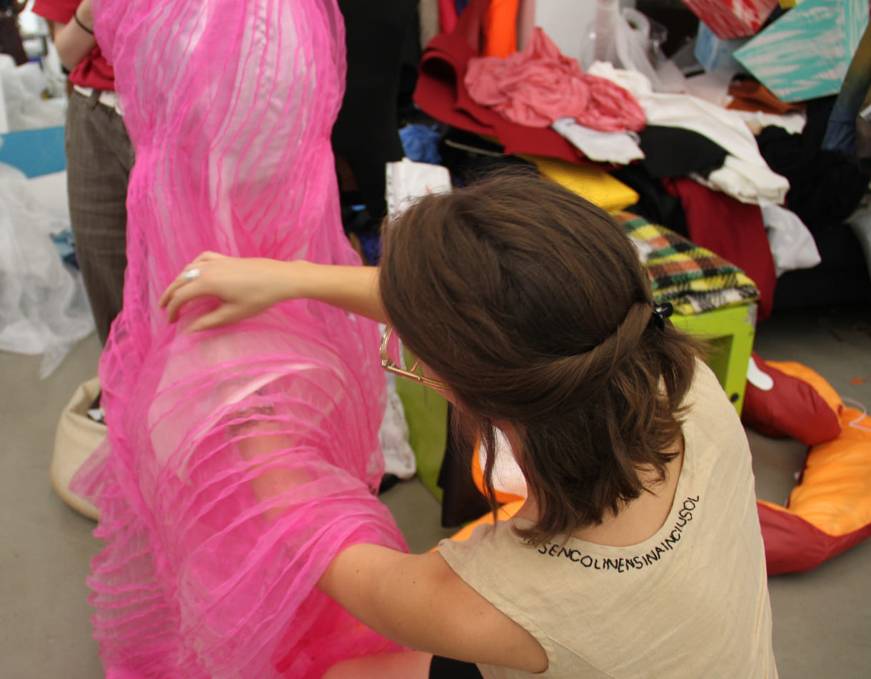 An diesem rosa Kleid wird Hand angelegt