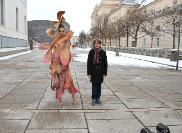 Der mittlerweile elfjährige Julian Voglmayr mit dem Model, das sein Rosenblätter-Kleid vorführt