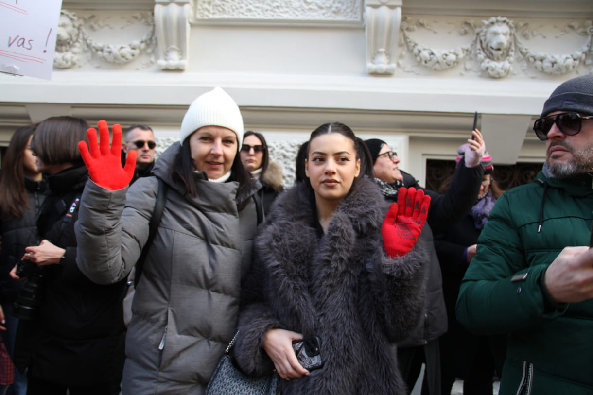 Rote Hände als Symbol für Blut an den Händen Verantwortlicher