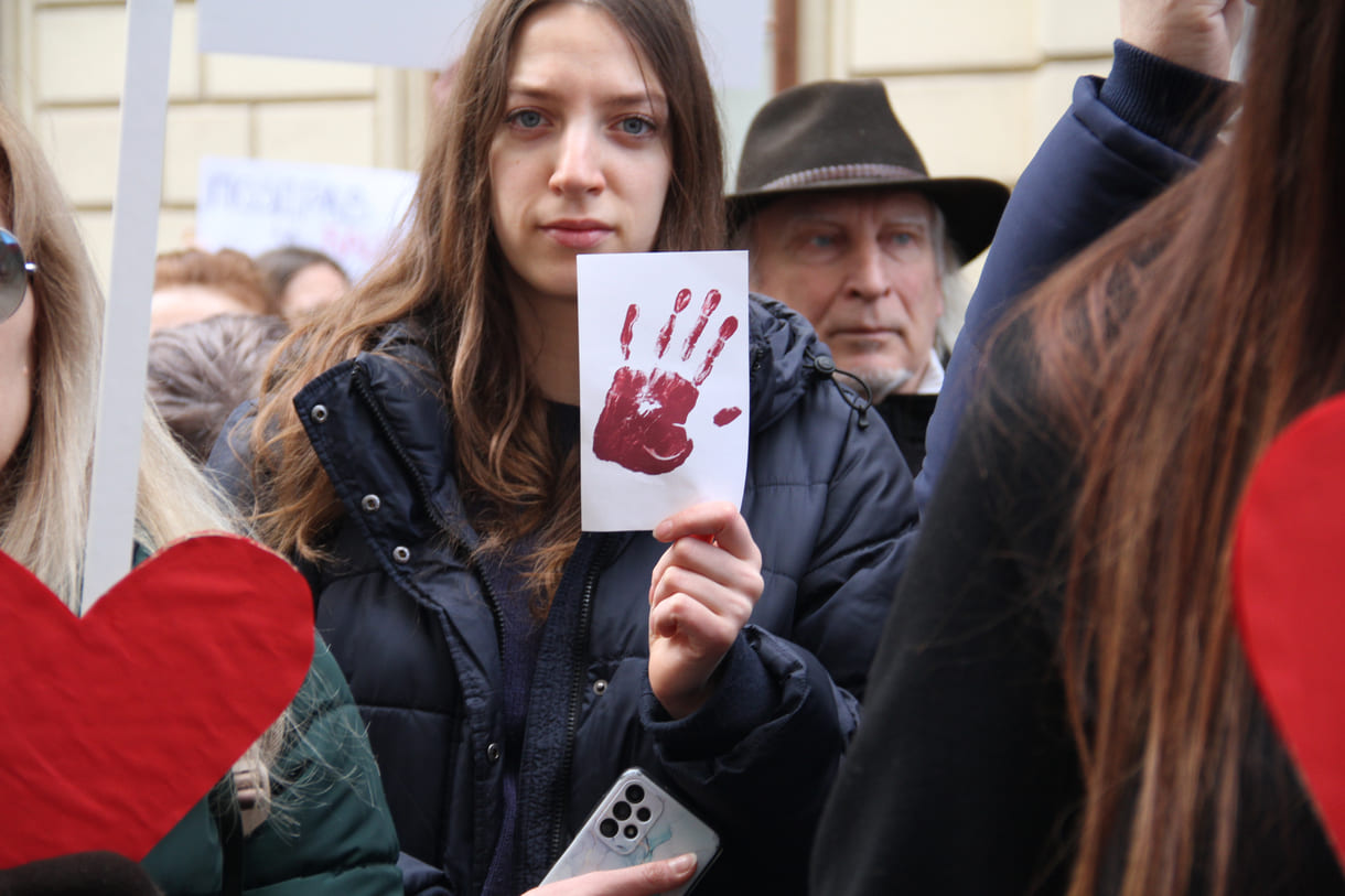 Rote Hände als Symbol für Blut an den Händen Verantwortlicher