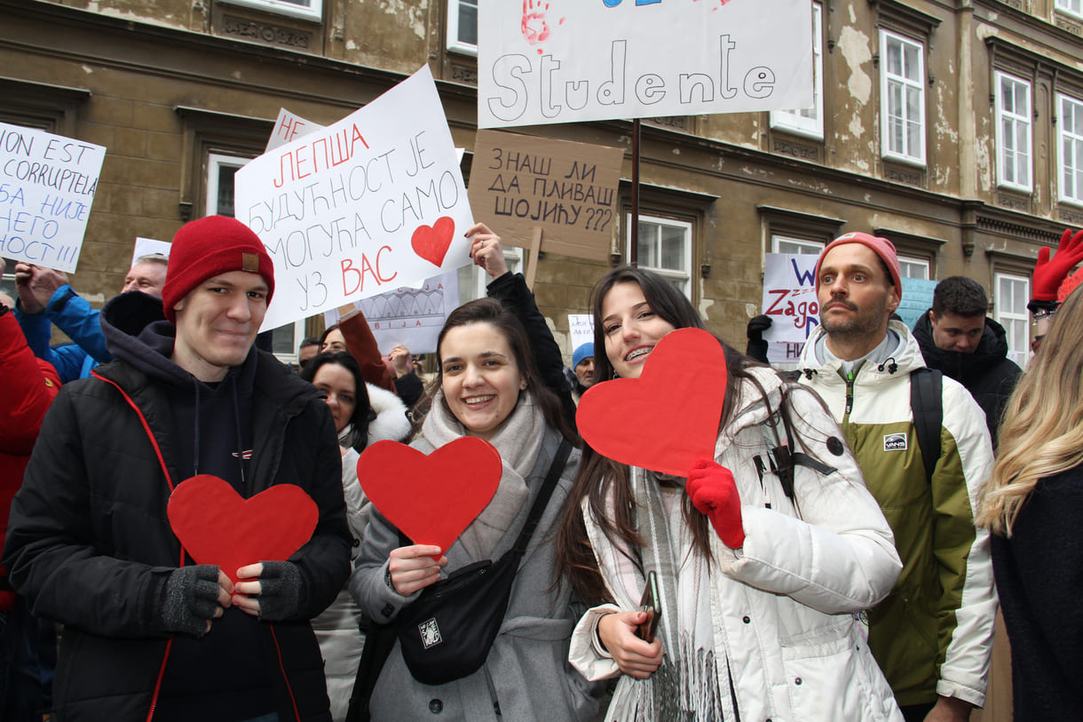 Rote Herzen der Solidarität