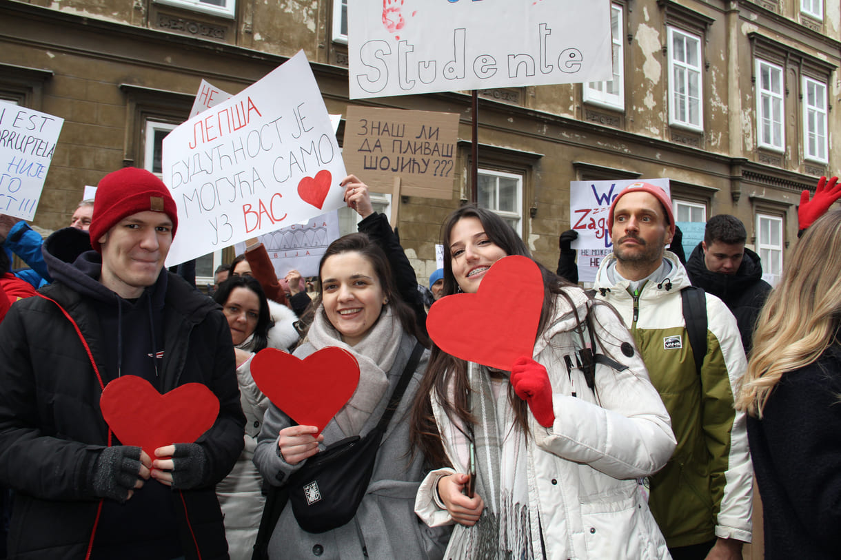 Rote Herzen der Solidarität