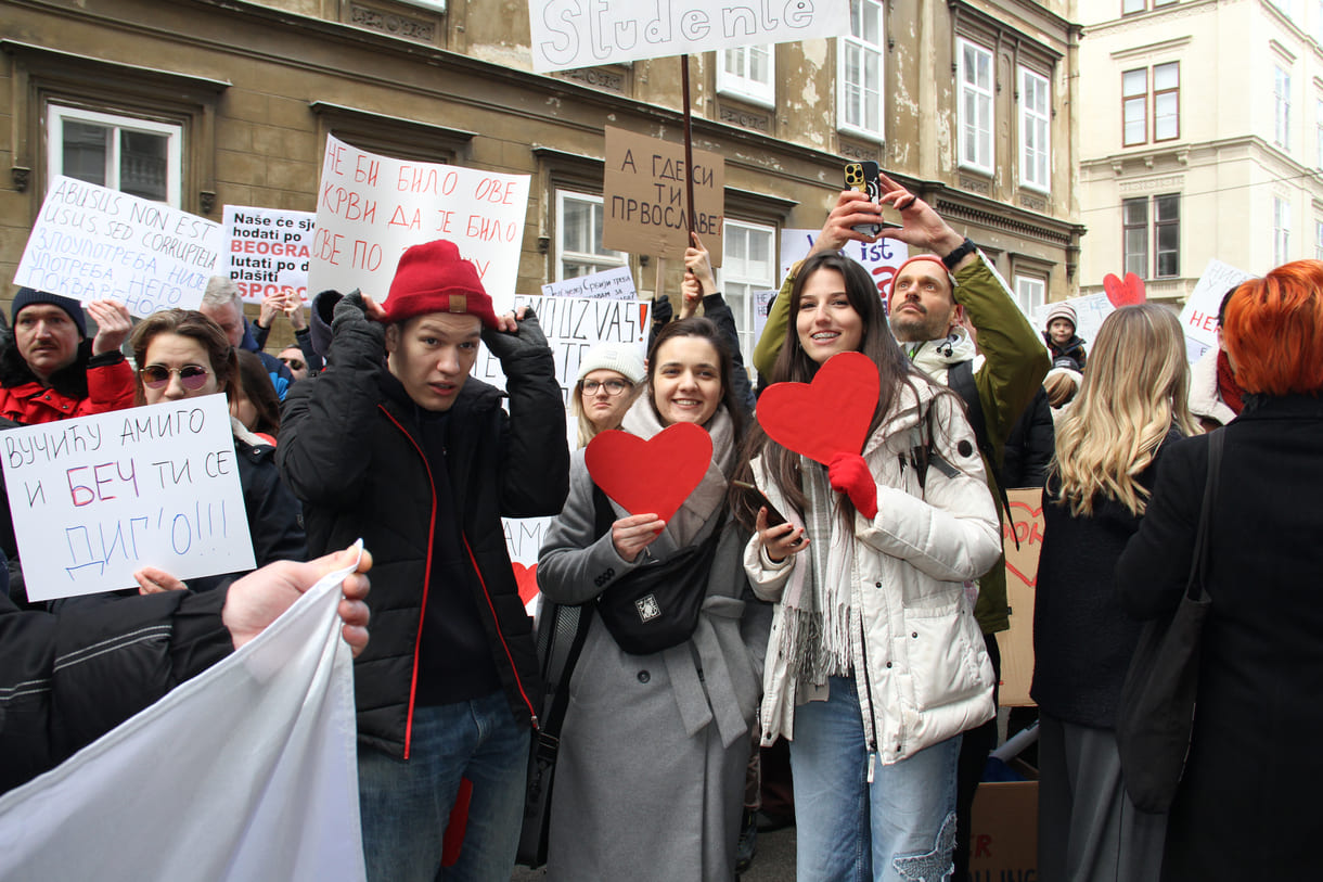 Rote Herzen der Solidarität