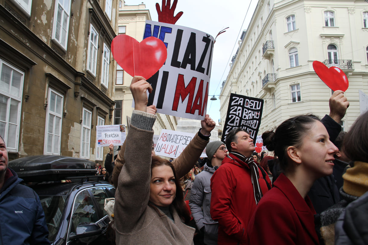 Rote Herzen der Solidarität