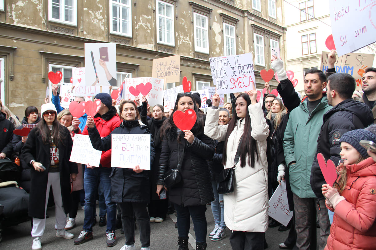 Rote Herzen der Solidarität