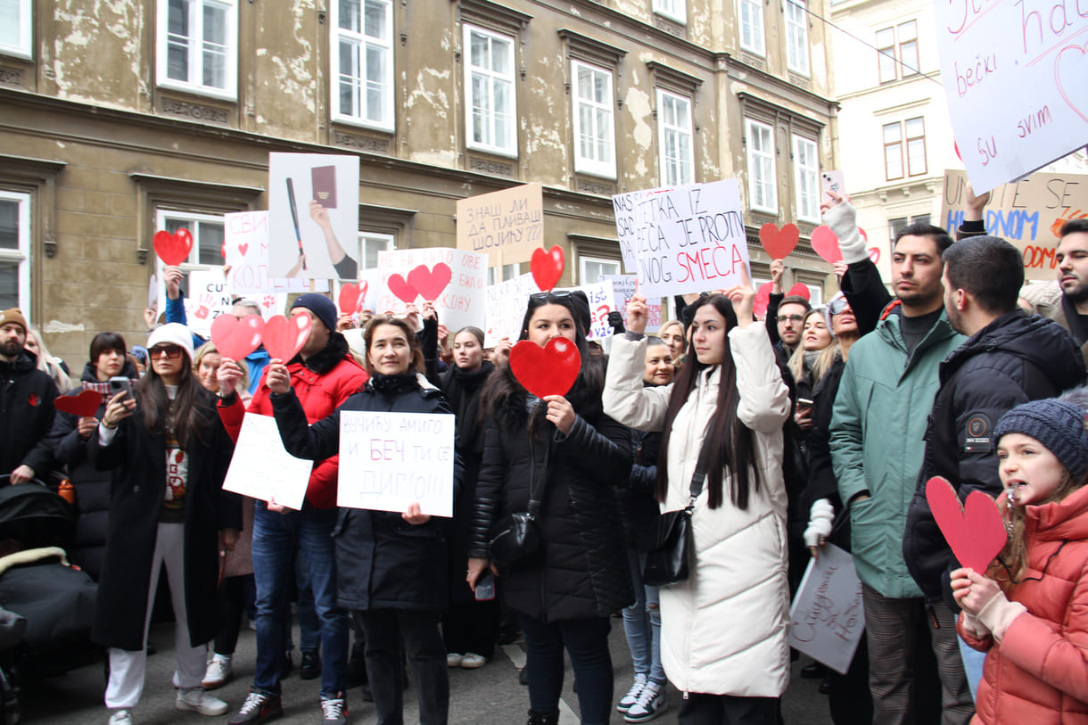 Rote Herzen der Solidarität