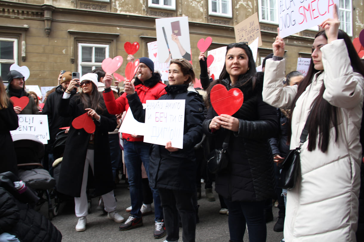 Rote Herzen der Solidarität