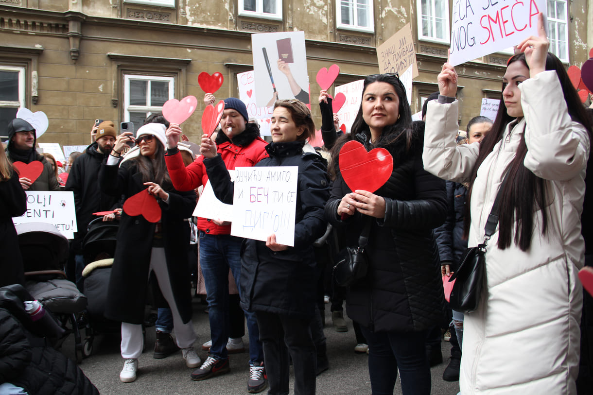 Rote Herzen der Solidarität