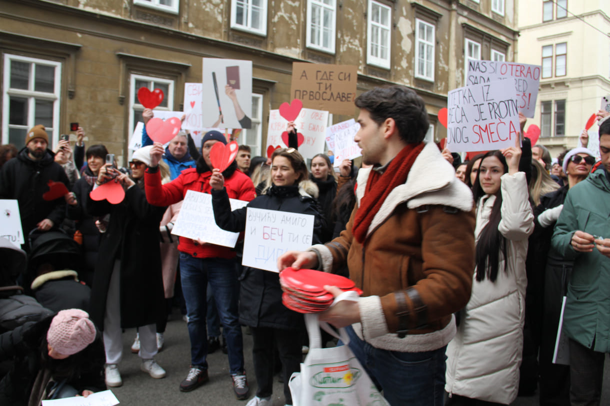 Rote Herzen der Solidarität