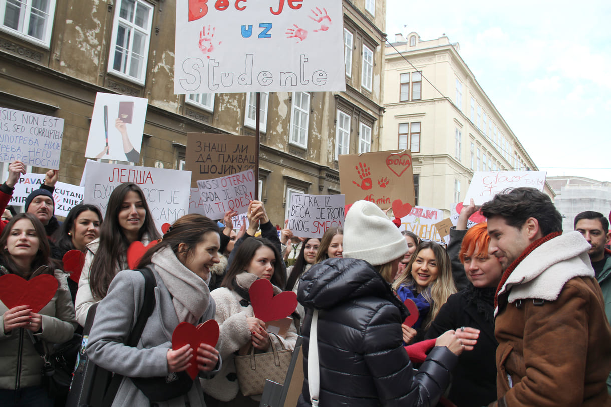 Rote Herzen der Solidarität