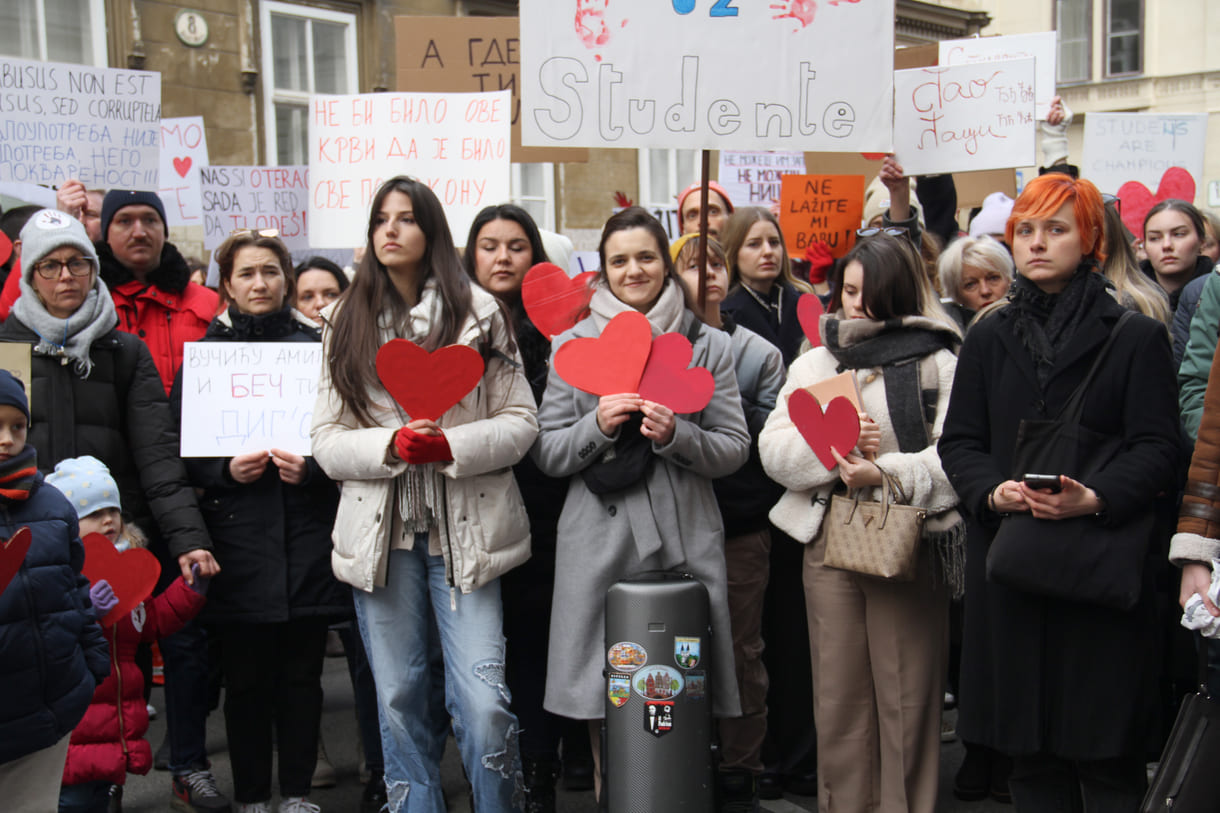 Rote Herzen der Solidarität