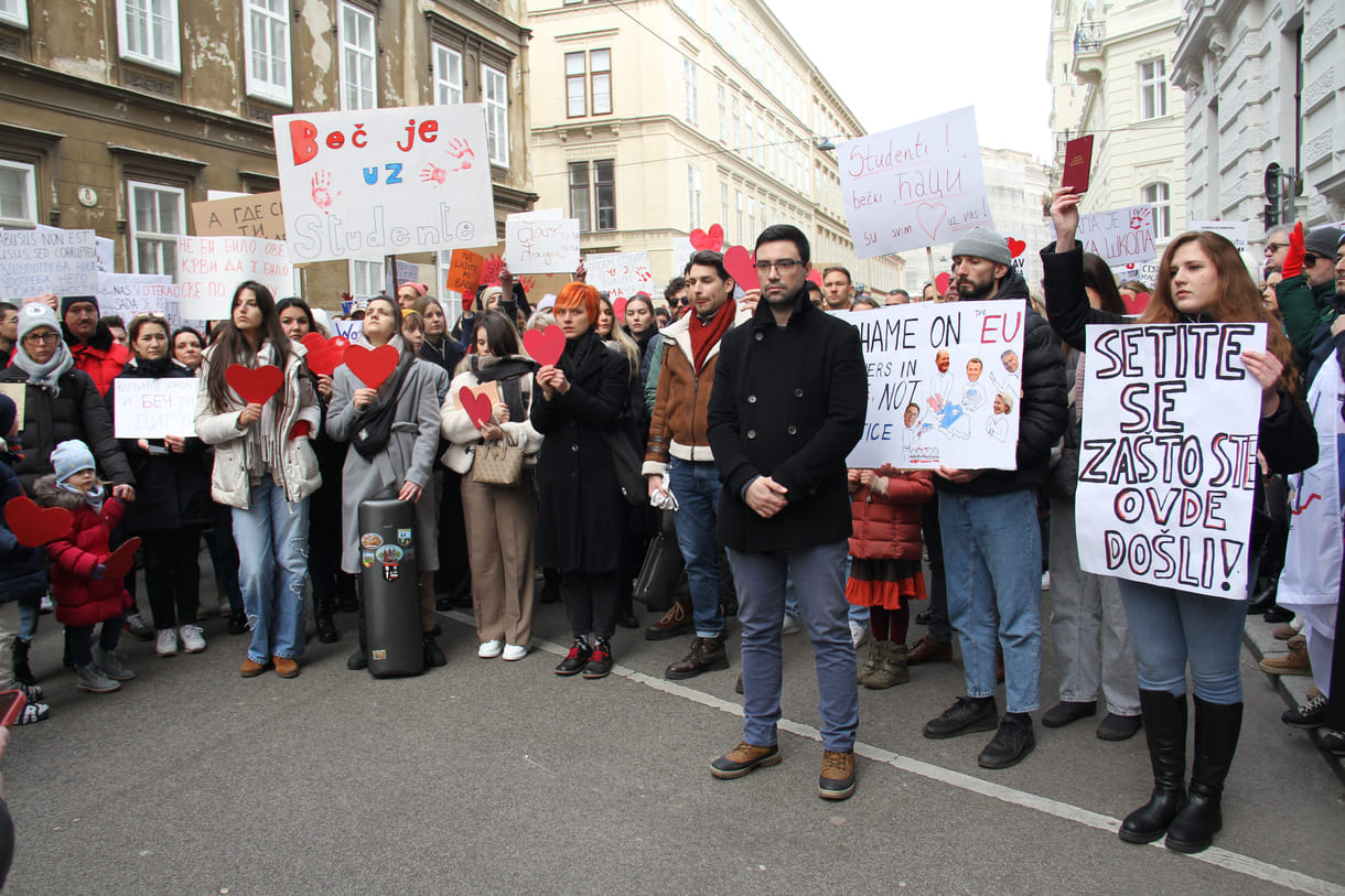 Rote Herzen der Solidarität