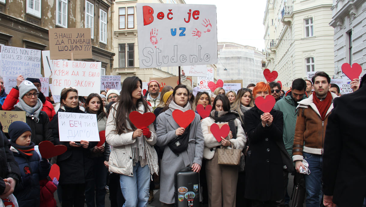 Rote Herzen der Solidarität