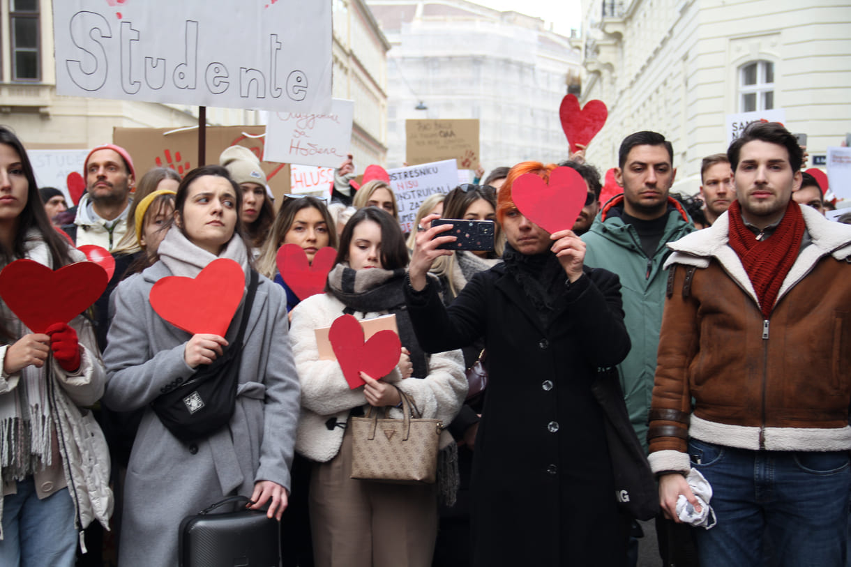 Rote Herzen der Solidarität