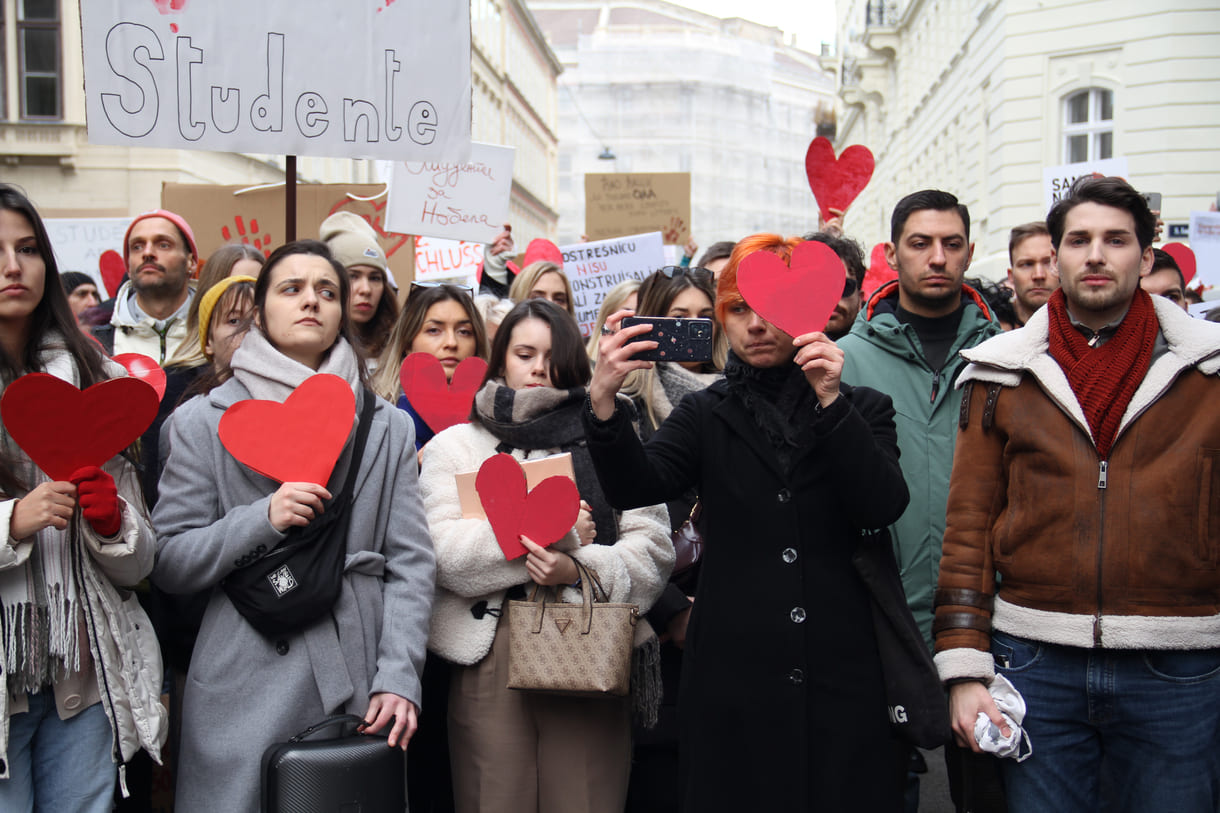 Rote Herzen der Solidarität