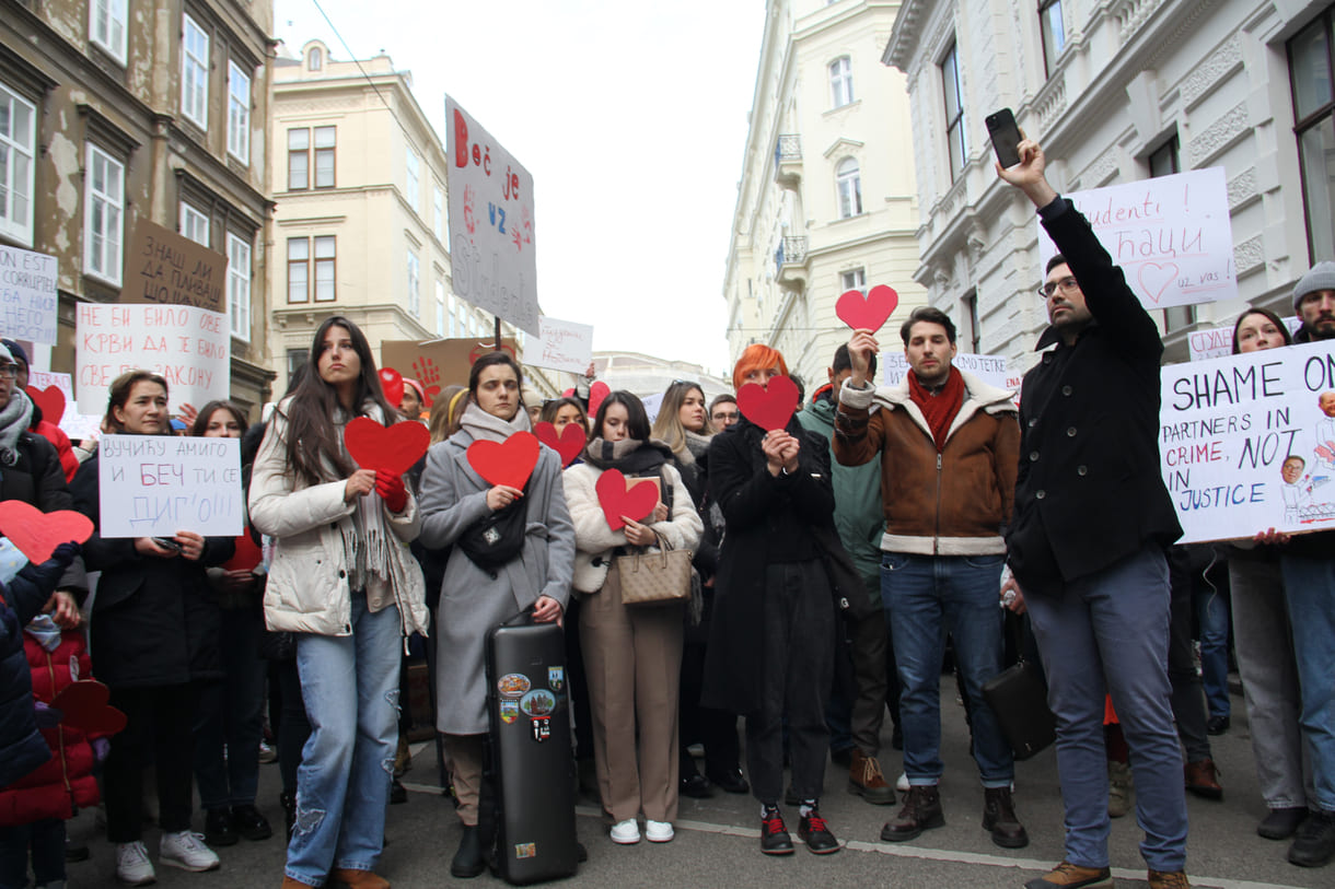 Rote Herzen der Solidarität