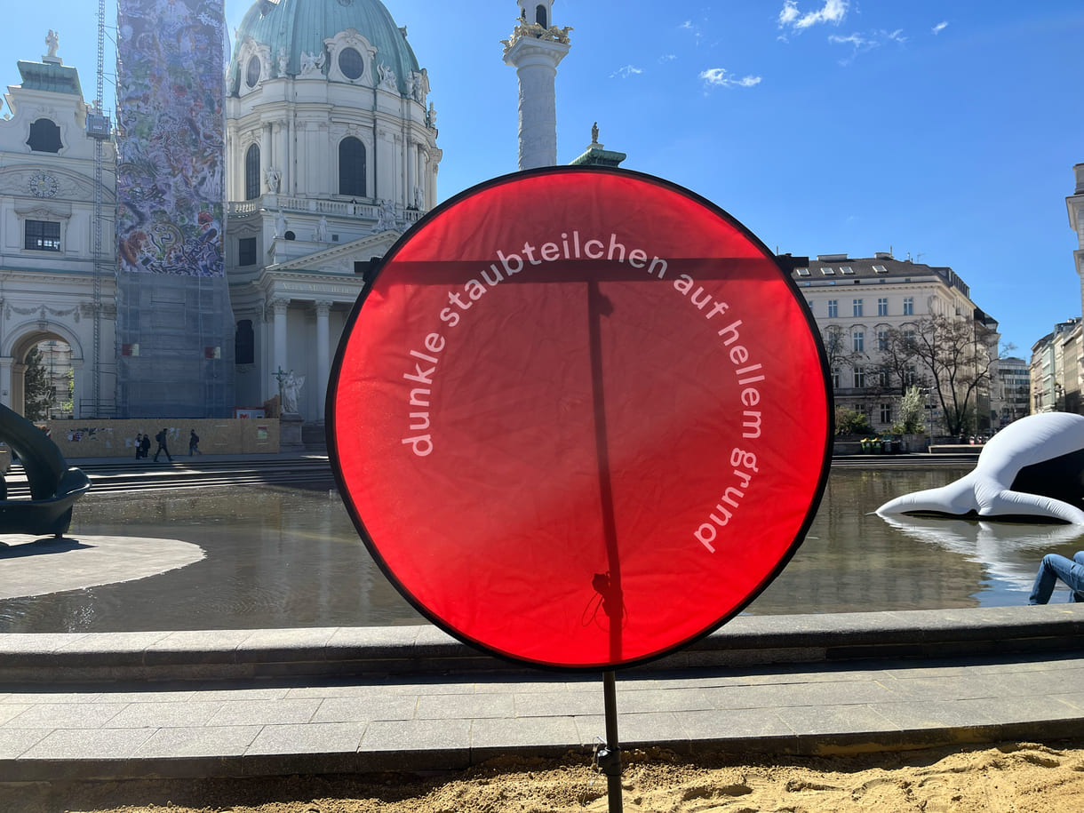 Die literarsich-optische Szenograpie (Jascha & Franz gemeinsam mit Andrea Grill) aus dem Kunsthaus spielt auch am Karlsplatz