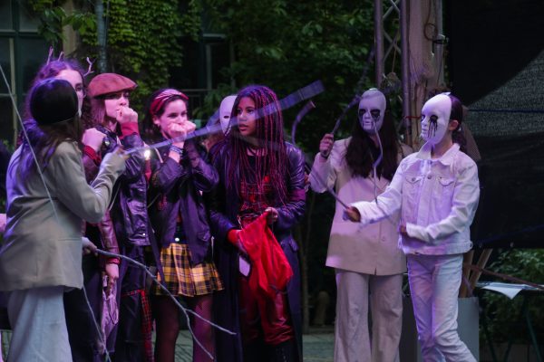 Szenenfoto von "Die Rote Zora", gespielt von Jugendlichen auf der Hofbühne im Wiener WuK