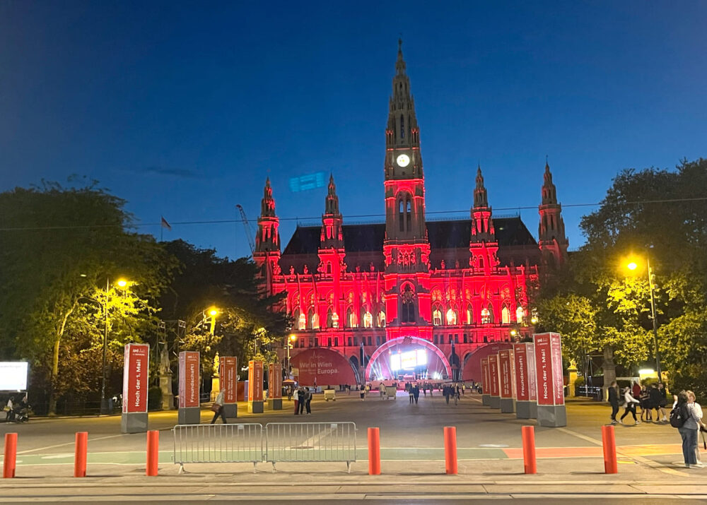 Rot angestrahlt das Wiener Rathaus, manche Tourist:innen meinten es handle sich um ein Vampirburg-Ambiente
