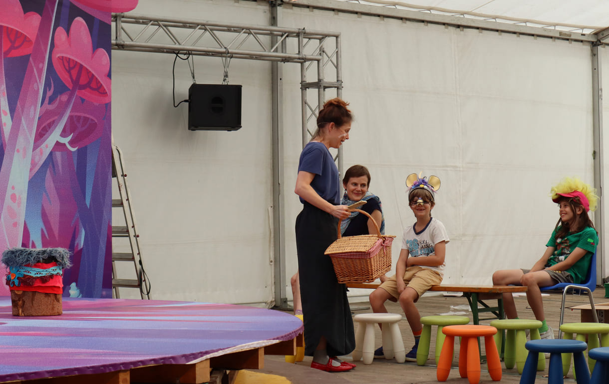 Rotkäppchens erster Auftritt - Begegnung mit Regisseurin, Kindern und ihren Mit-Darsteller:innen