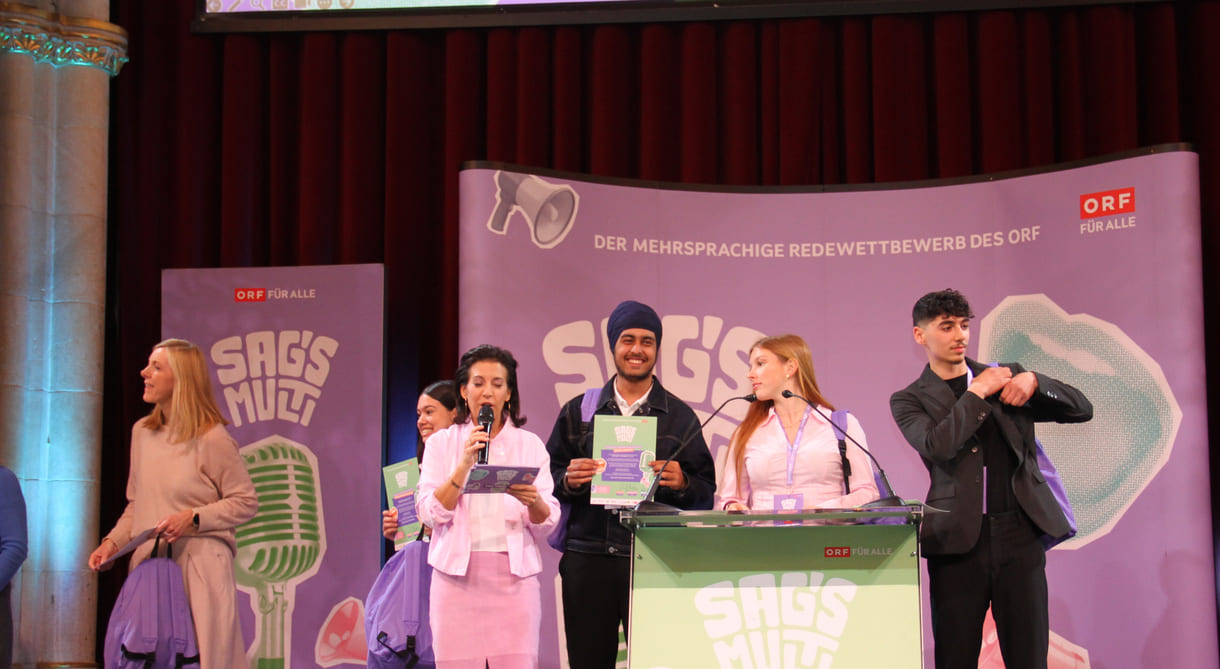 Urkunden und Rucksäcke für die Finalist:innen