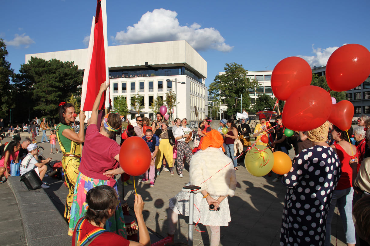 Clown:innen bei der Kundgebung vor der Wiener Karlskirche