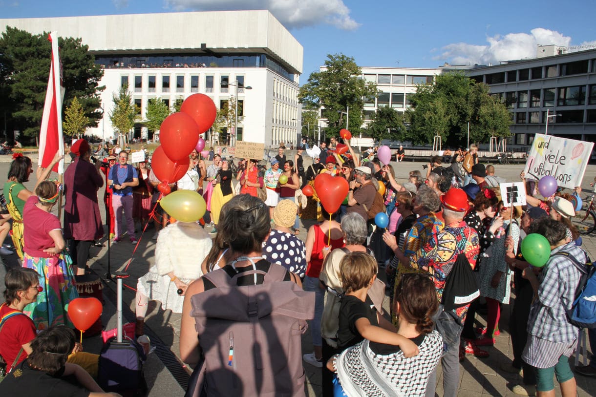 Clown:innen bei der Kundgebung vor der Wiener Karlskirche