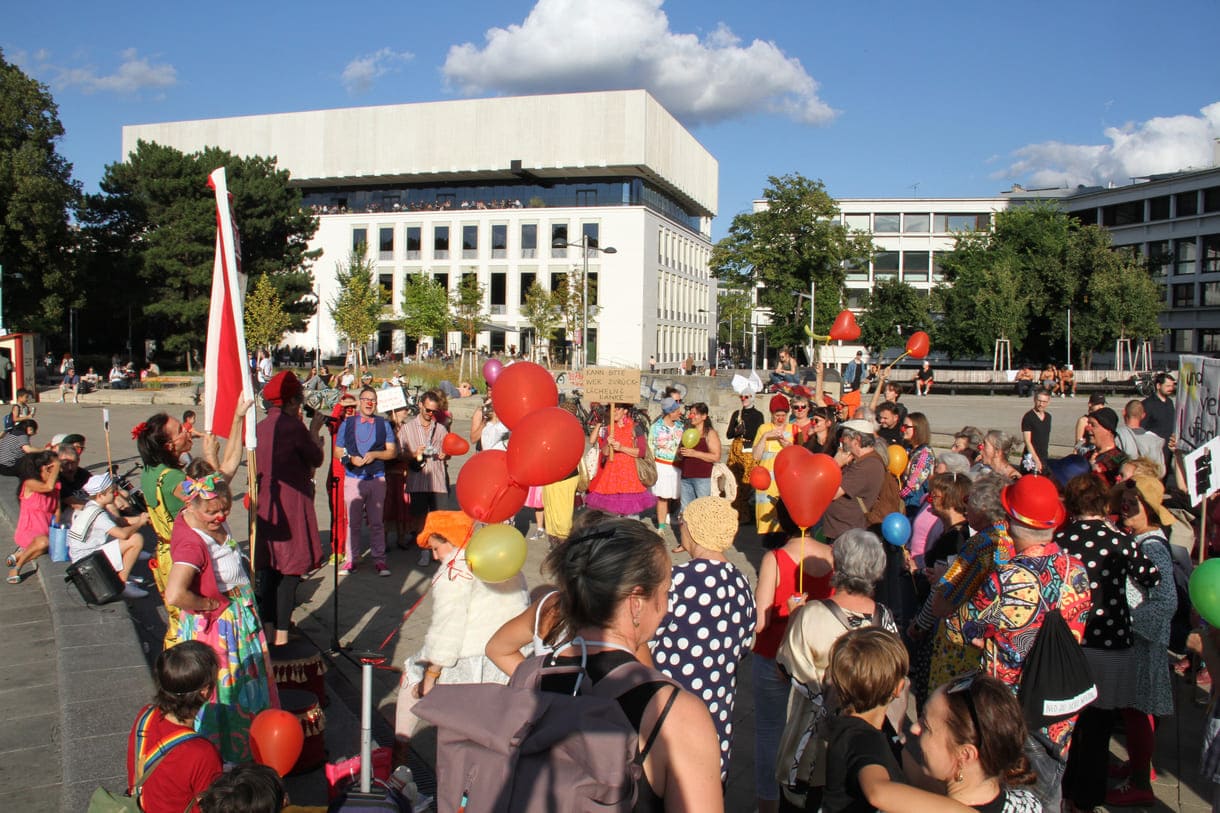 Clown:innen bei der Kundgebung vor der Wiener Karlskirche