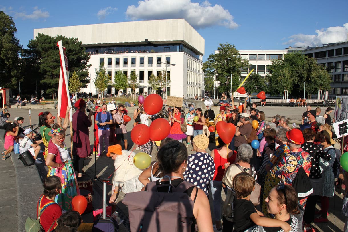 Clown:innen bei der Kundgebung vor der Wiener Karlskirche