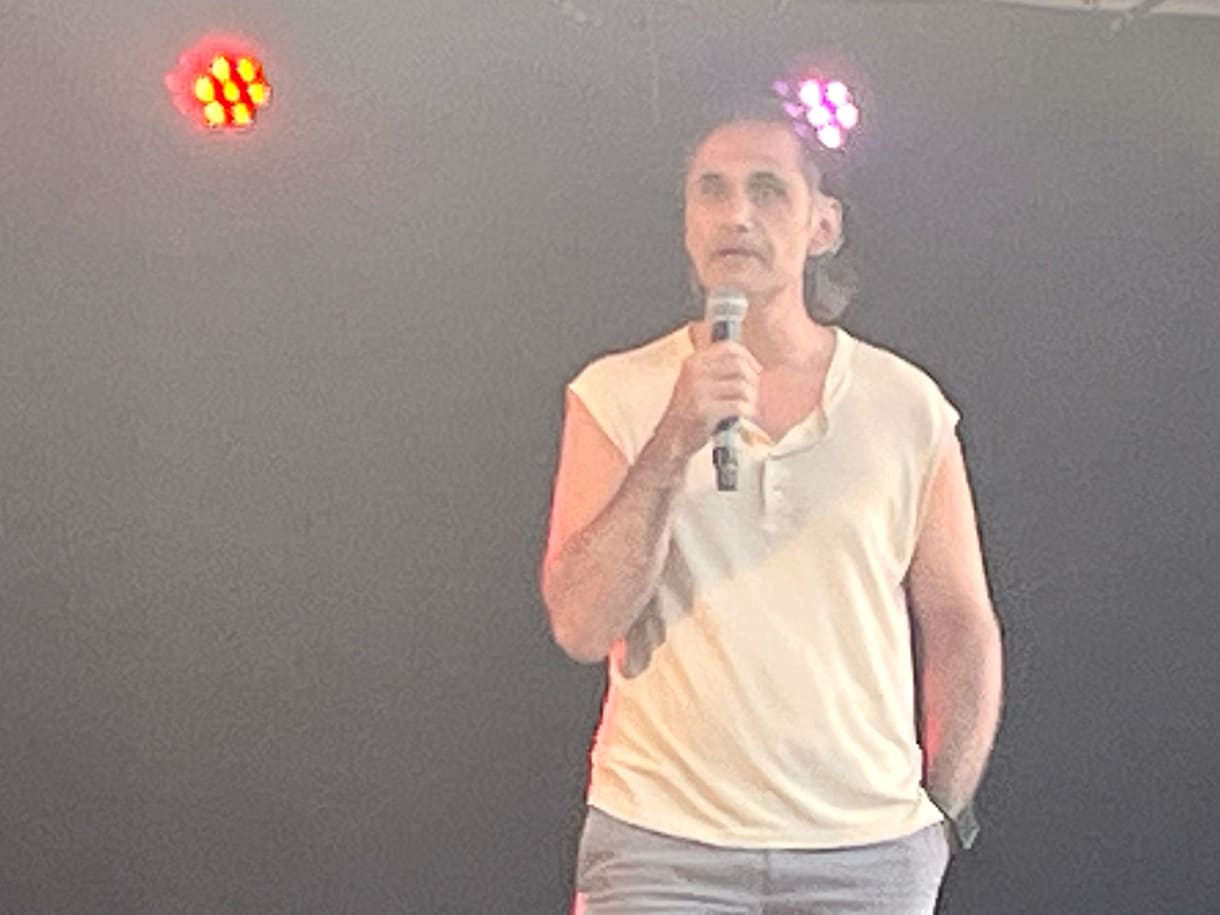Saad spielte meist auf Englisch