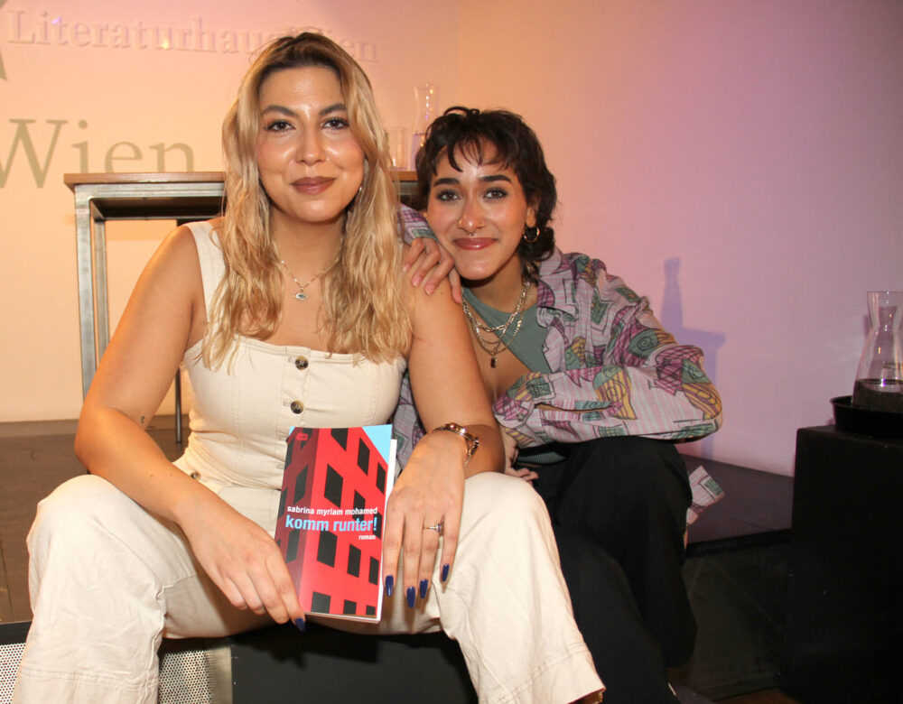 Autorin Sabrina Myriam Mohamed mit Yasmin Maatouk aus der Crew des mehrsprachigen Korrektorats
