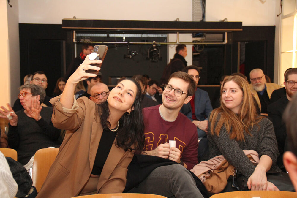 Preisträgerin Sabrina Myriam Mohamed beim Selfie-Machen mit Friends, die teilweise Vorbilder für ihre literarischen Figuren sind