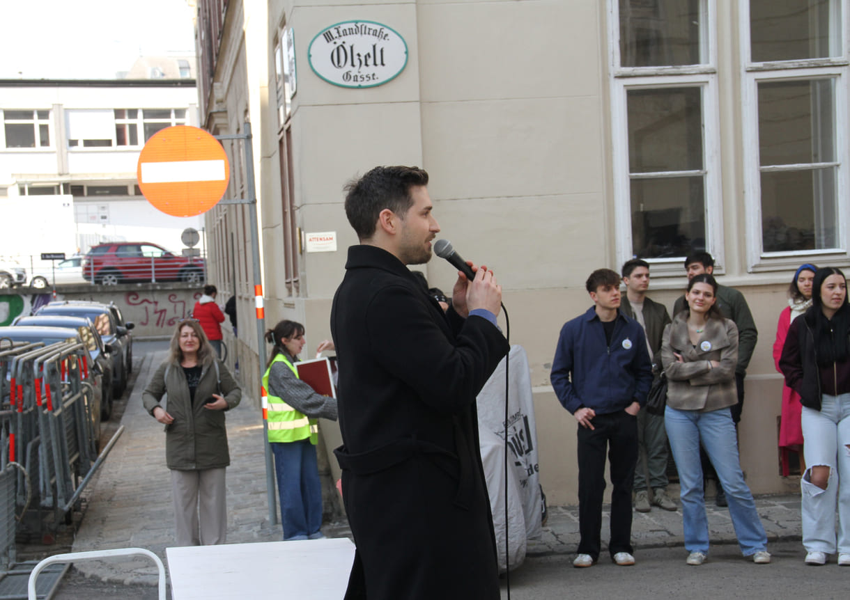 Aleksa Jevtić sang so berührend, dass bei manchen Kundgebungsteilnehmer:innen Tränen zu sehen waren