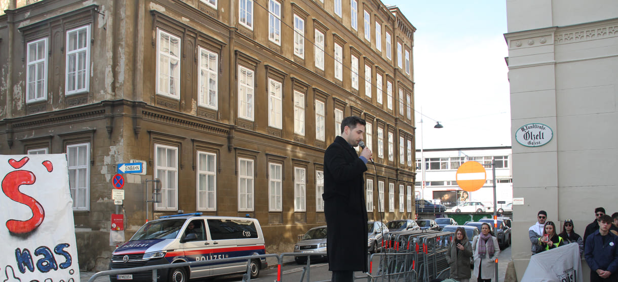 Aleksa Jevtić sang so berührend, dass bei manchen Kundgebungsteilnehmer:innen Tränen zu sehen waren